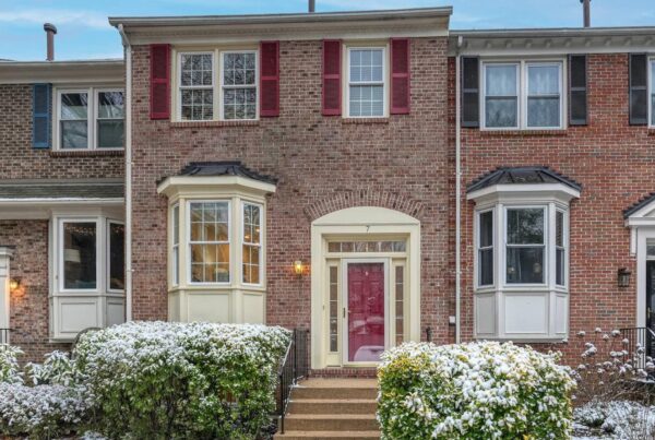 7 Carriage House Cir Alexandria, VA 22304